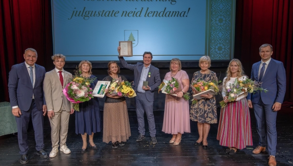 Vasakult linnapea Kalvi Kõva, noortevolikogu esimees Simo Sulg, Lilia Vildo, Raili Jahtmaa, Jose Antonia Page Ramirez,  Helle Reiljan, Liia Toomas, Netti Rosenberg, linnavolikogu esimees Anti Haugas. Foto: Aigar Nagel